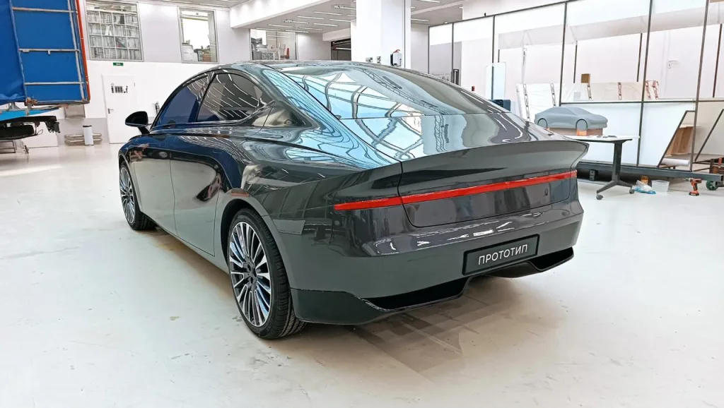 В России показали отечественный электромобиль «Молнию»