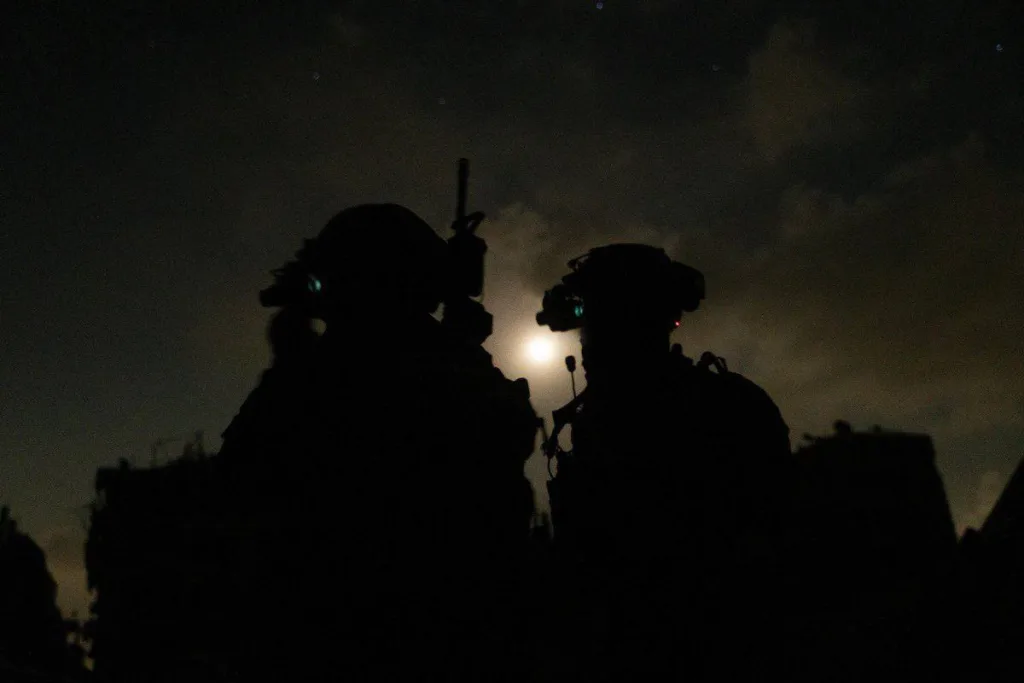 Кадры нанесения авиаударов и наземных действий подразделений 98-й воздушно-десантной и 162-й бронетанковой дивизий армии обороны Израиля в ходе наступления в городе Газа