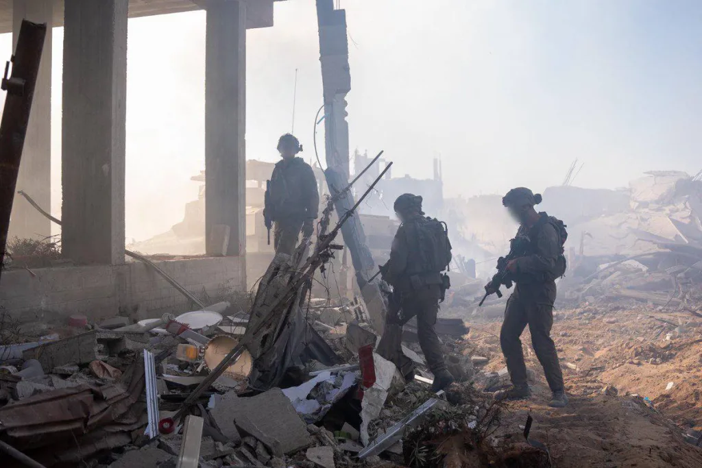 Кадры нанесения авиаударов и наземных действий подразделений 98-й воздушно-десантной и 162-й бронетанковой дивизий армии обороны Израиля в ходе наступления в городе Газа