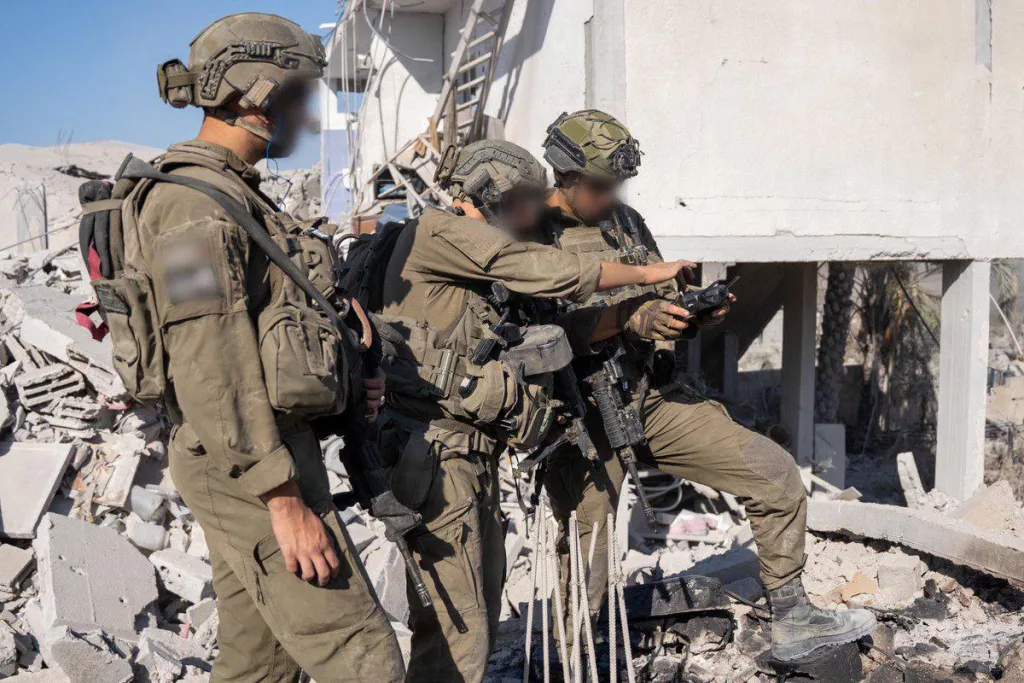 Кадры нанесения авиаударов и наземных действий подразделений 98-й воздушно-десантной и 162-й бронетанковой дивизий армии обороны Израиля в ходе наступления в городе Газа