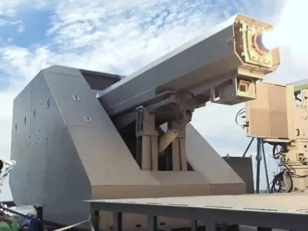 Япония провела первые успешные испытательные стрельбы электромагнитным рельсотроном, установленным на корабле, по судну-мишени в море