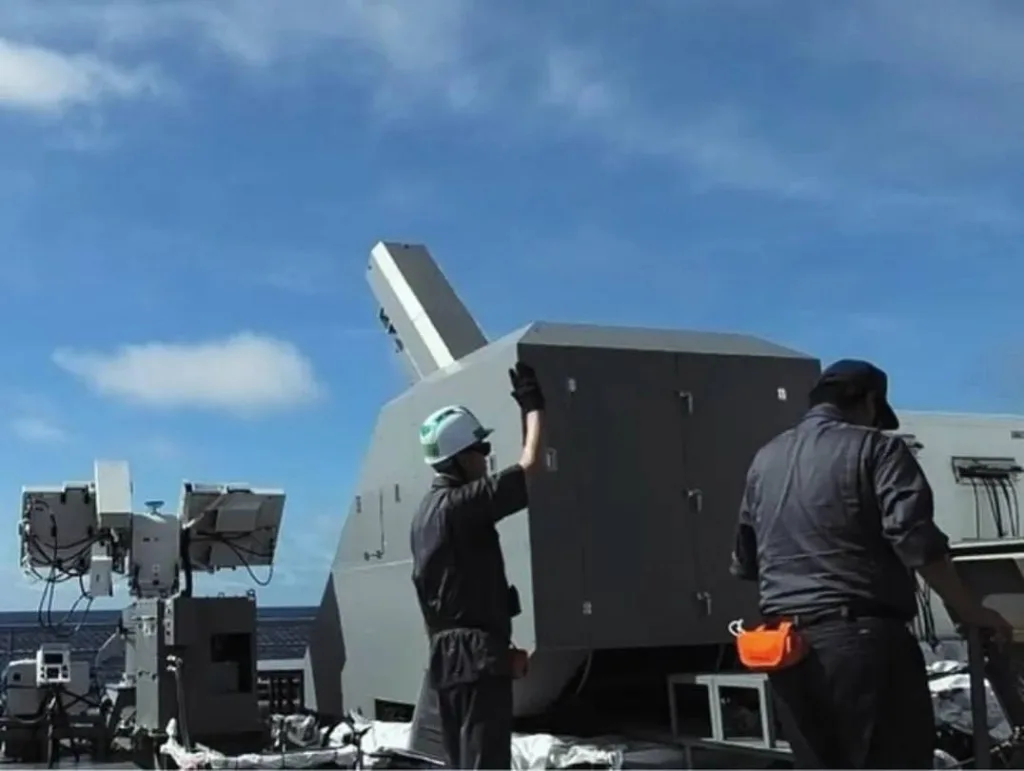 Япония провела первые успешные испытательные стрельбы электромагнитным рельсотроном, установленным на корабле, по судну-мишени в море