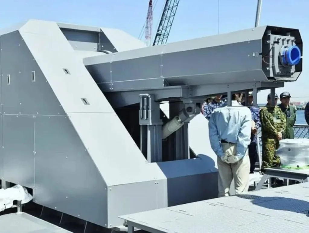 Япония провела первые успешные испытательные стрельбы электромагнитным рельсотроном, установленным на корабле, по судну-мишени в море