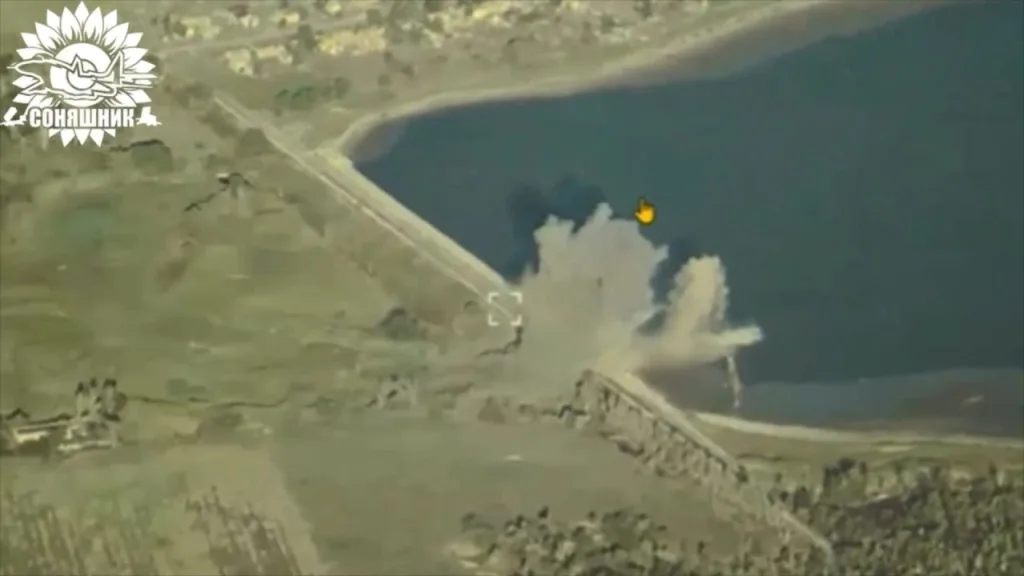Удар французской авиабомбы AASM-250 Hammer по дамбе возле села Миролюбовка