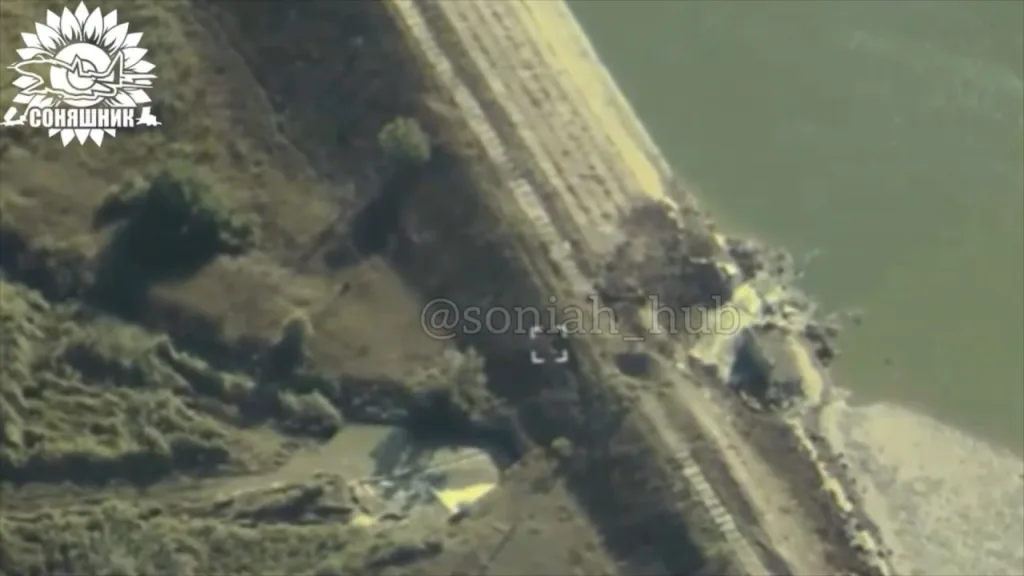 Удар французской авиабомбы AASM-250 Hammer по дамбе возле села Миролюбовка