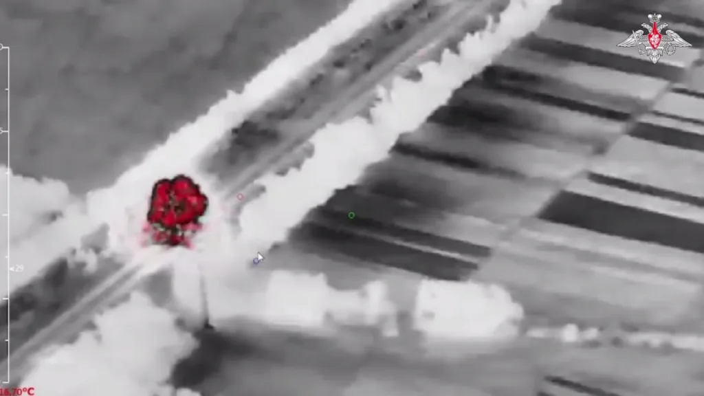 Удар двух ракет ОТРК "Искандер-М" с кассетной и осколочно-фугасной боевой частью по позиции ЗРК С-300ПС ВСУ возле поселка Прогресс Черниговской области