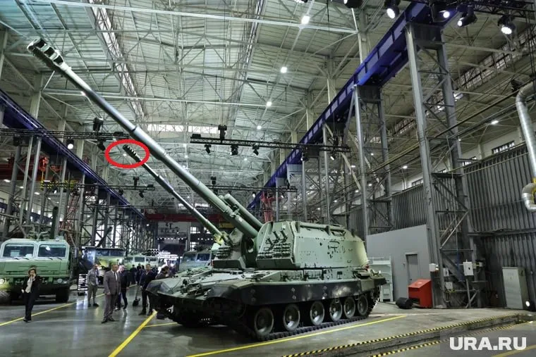 Примечательно, что во время визита Владимира Путина на предприятие "Мотовилихинские заводы" в экспозиции вооружения на первом плане разместили 155-мм САУ "Мста-С" и её 152-мм аналог, а позади них была представлена 152-мм "Коалиция-СВ"