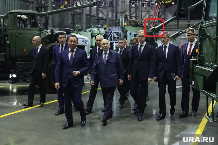 Примечательно, что во время визита Владимира Путина на предприятие "Мотовилихинские заводы" в экспозиции вооружения на первом плане разместили 155-мм САУ "Мста-С" и её 152-мм аналог, а позади них была представлена 152-мм "Коалиция-СВ"