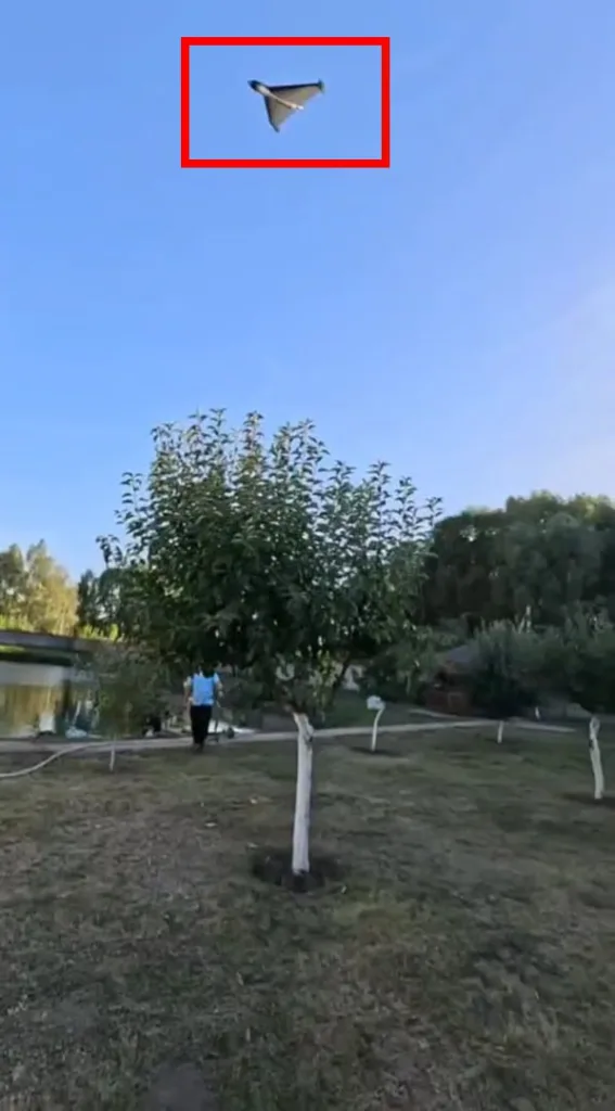 Прилет реактивных "Гераней-3" по украинской нефтебазе в процессе ее тушения