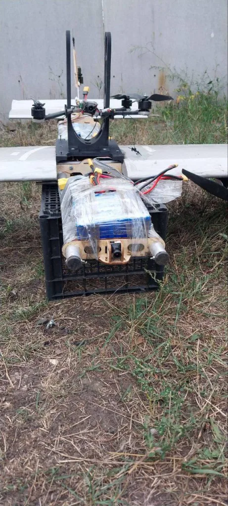 Модификация FPV-дрона самолётного типа «Молния-2» в качестве носителя FPV-дрона, сфотографированная вблизи