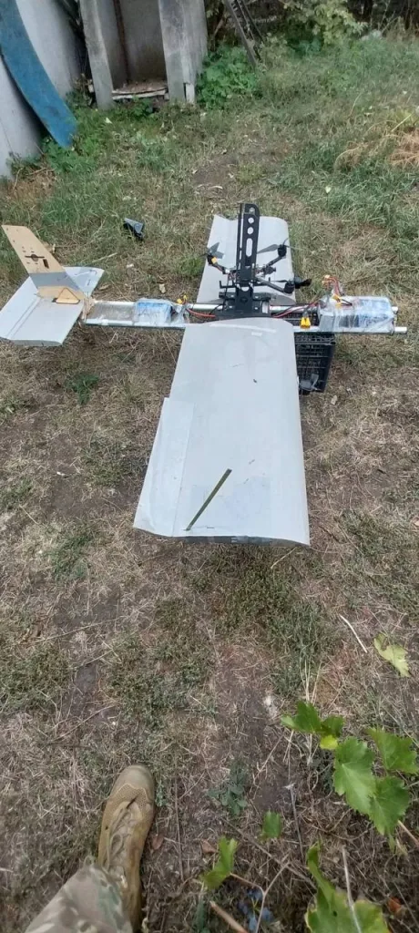 Модификация FPV-дрона самолётного типа «Молния-2» в качестве носителя FPV-дрона, сфотографированная вблизи