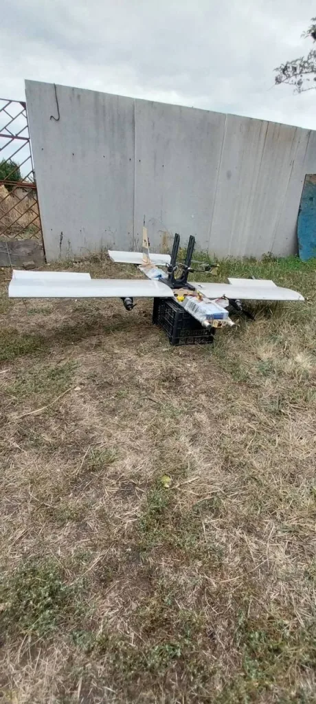 Модификация FPV-дрона самолётного типа «Молния-2» в качестве носителя FPV-дрона, сфотографированная вблизи