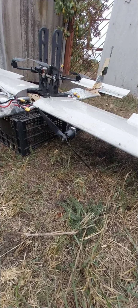 Модификация FPV-дрона самолётного типа «Молния-2» в качестве носителя FPV-дрона, сфотографированная вблизи