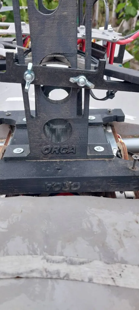 Модификация FPV-дрона самолётного типа «Молния-2» в качестве носителя FPV-дрона, сфотографированная вблизи