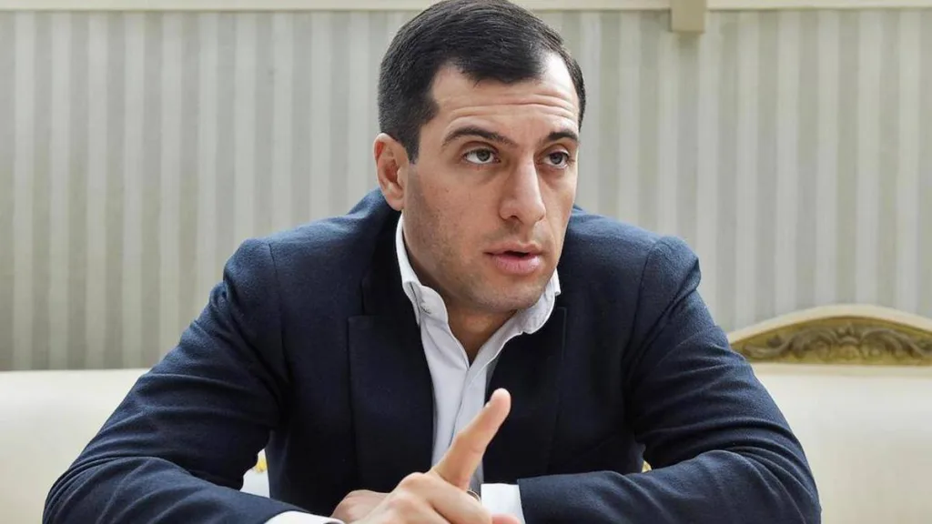 Бывший чиновник сбежал из суда в Петербурге в консульство Армении