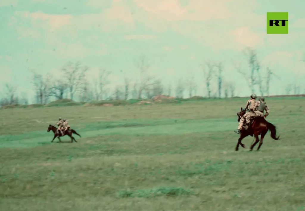 А это уже вполне себе реальные кавалеристы на вполне себе настоящих лошадях во время подготовки штурмовиков на полигоне 9-й мотострелковой бригады ВС РФ