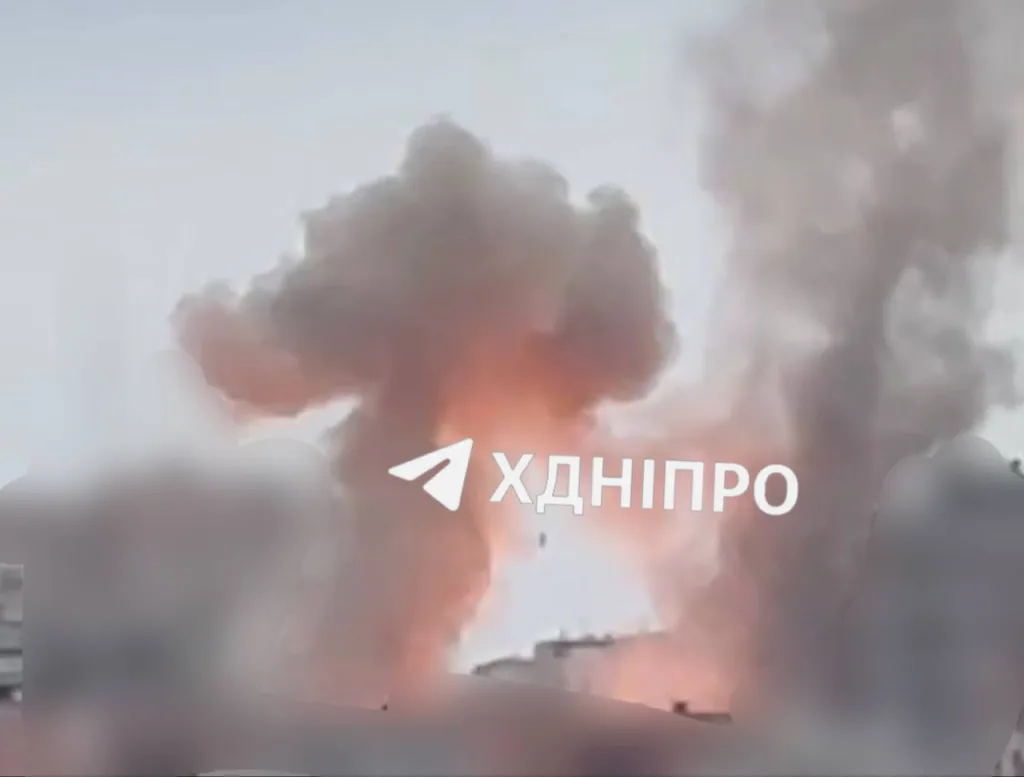 Кадры прилетов "Гераней-2" по целям в Днепропетровске, их полеты над городом и сбития некоторых беспилотников