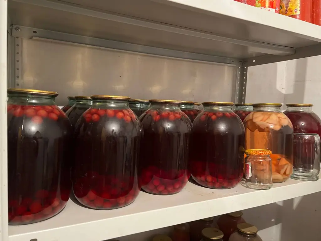 С легкостью открываю банки без открывашки: немецкий способ, который работает безотказно