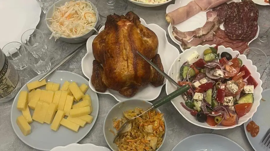 Гости уплетают за обе щёки, а догадаться никто не может — новый салат «Гурман» на Новый год, покоряет даже самых капризных