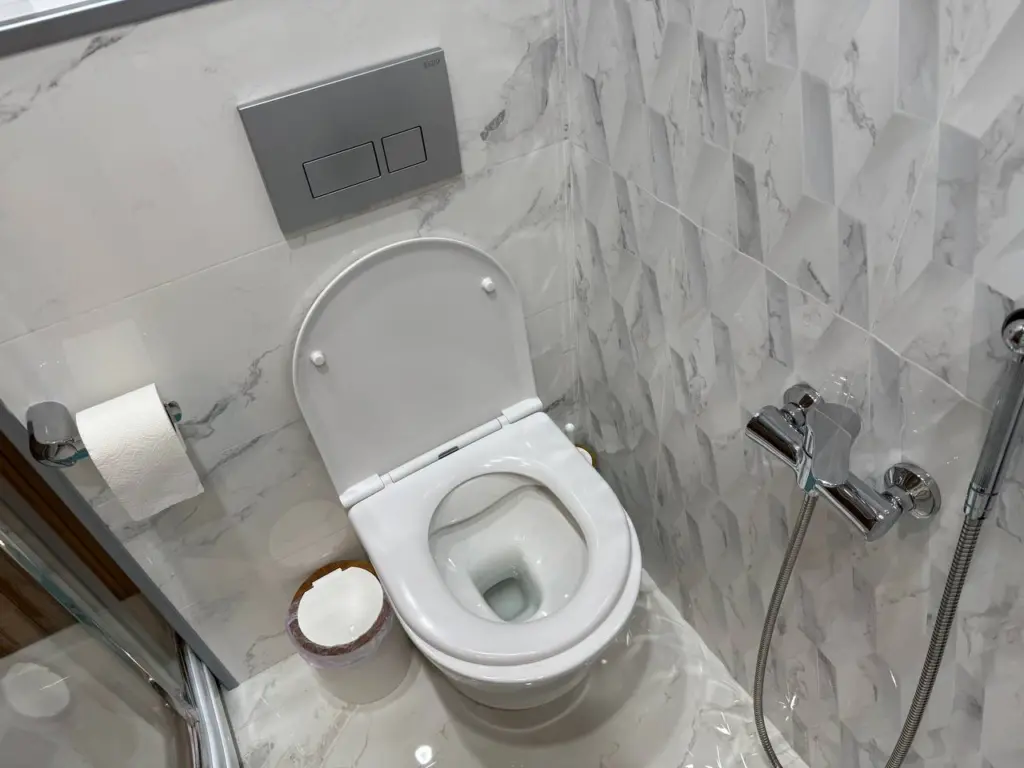 Уходя из дома, бросаю чайный пакетик в унитаз: чудо-лайфхак от опытной знакомой горничной