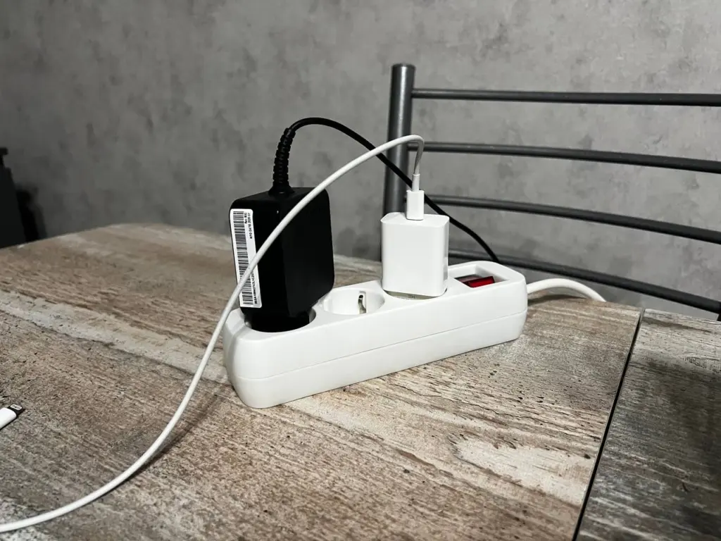 Почему розетки плавятся: 3 грубые ошибки, которые допускают 9 из 10 человек. Опытный электрик раскрыл «тайну»