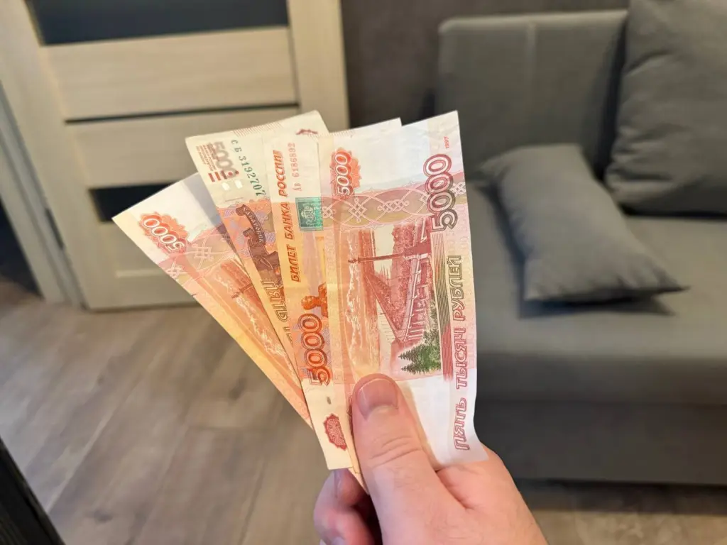 Россиянам, у кого наличные дома: нужно ли поторопиться поменять старые 5000 рублей на новые