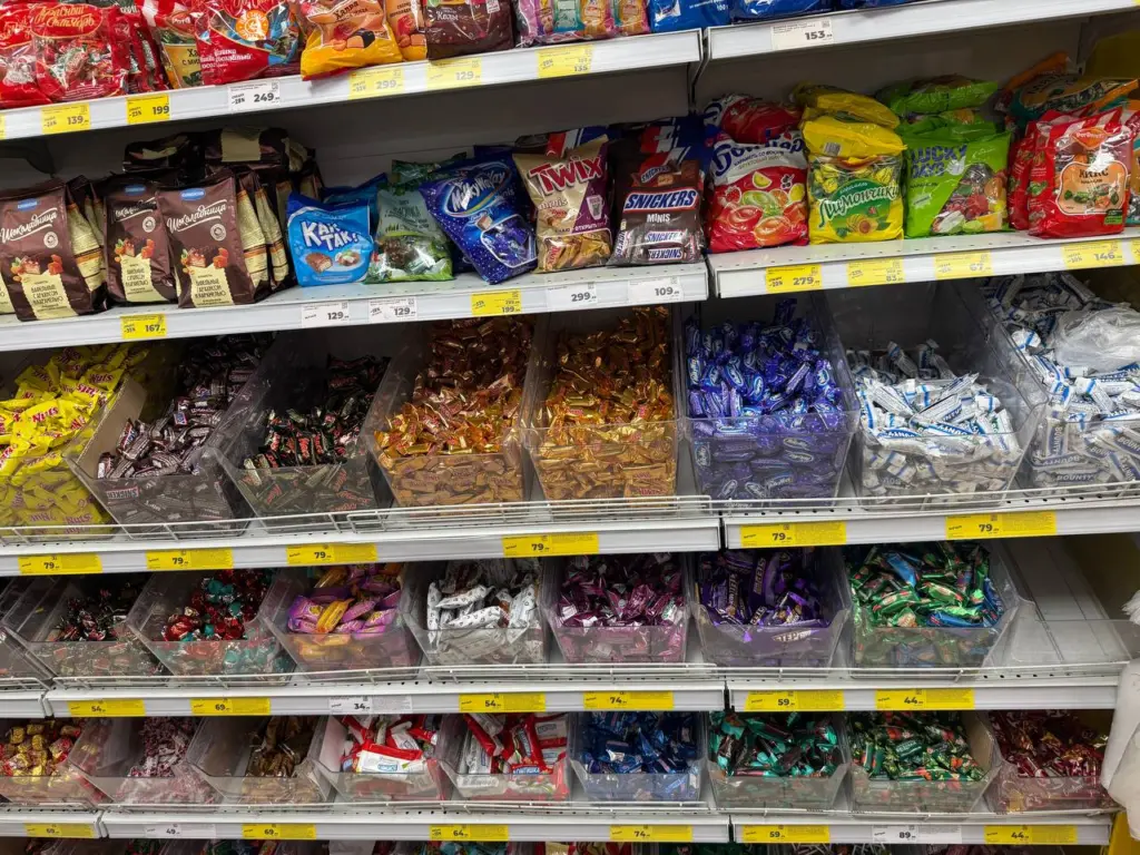 Отрава в красочном фантике: в Роскачестве назвали конфеты, которые нельзя давать детям ни в коем случае