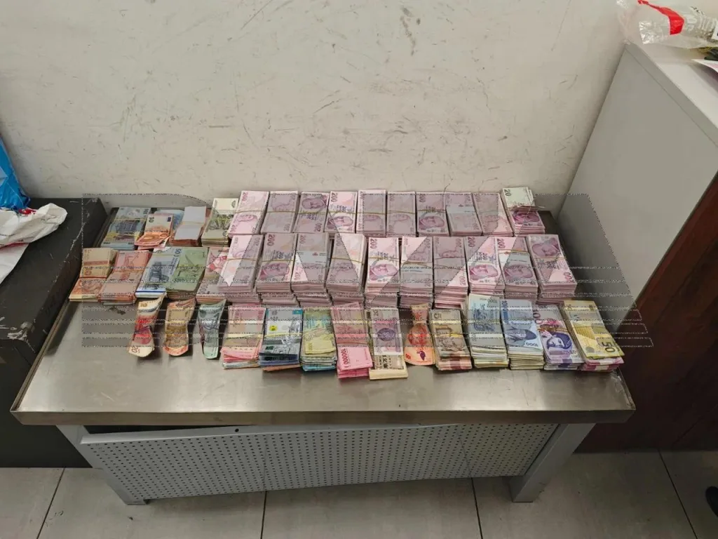 Контрабандист попытался сбежать от таможенников в аэропорту Шереметьево — в его чемодане нашли около 100 тысяч долларов