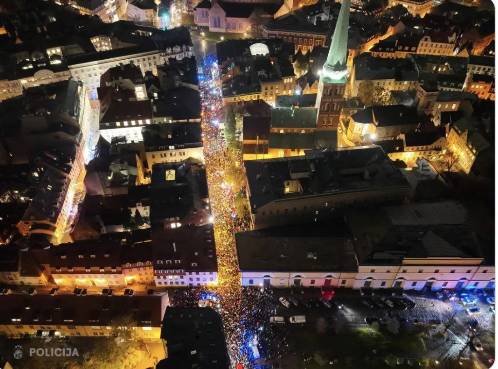 В Латвии тысячи людей вышли на улицы, протестующие хотят защитить женщин от насилия