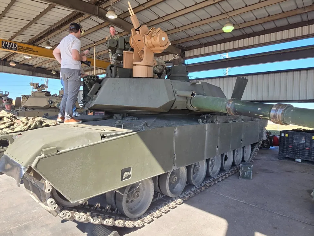 В сети появились фотографии тяжёлой техники, на которой установлены макеты турелей против дронов «Bullfrog»