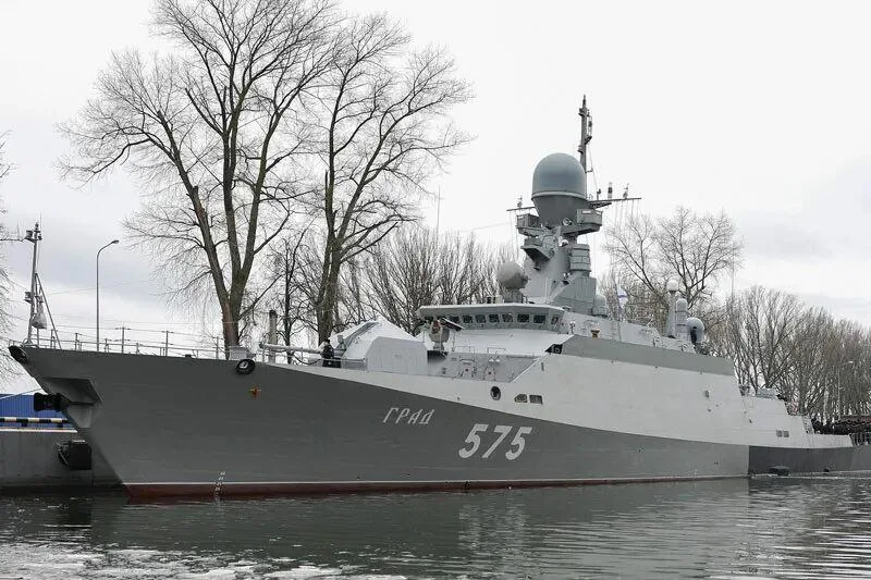 Хохлы заявляют, что они ночью повредили корабль Балтийского флота