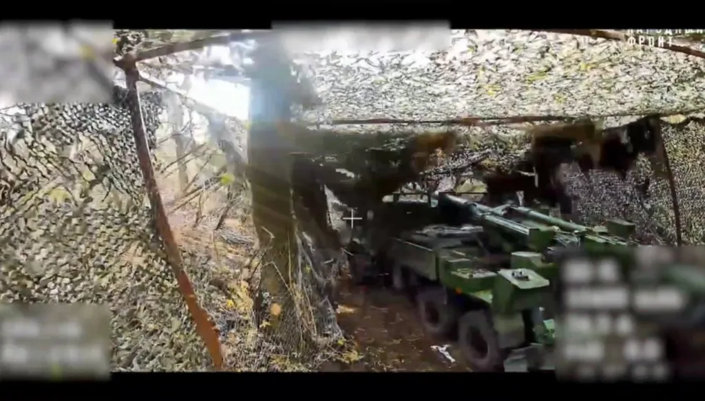 Уничтожение FPV-дронами центра «Рубикон» 155-мм колёсной САУ CAESAR ВСУ в районе посёлка Гришино на Покровском направлении