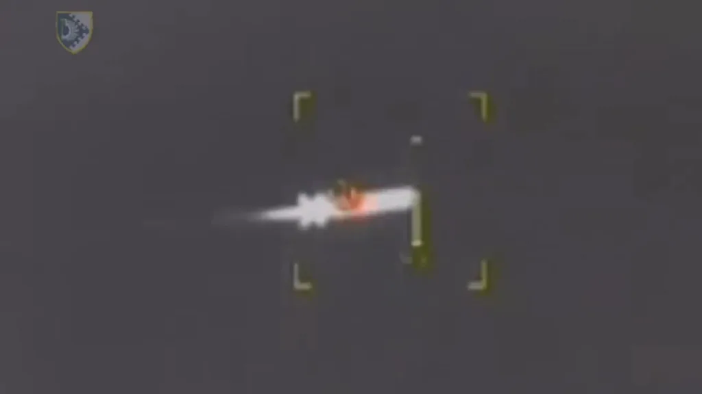 Перехват, предположительно, крылатой ракеты Х-69 ракетой APKWS из легкого ЗРК Vampire