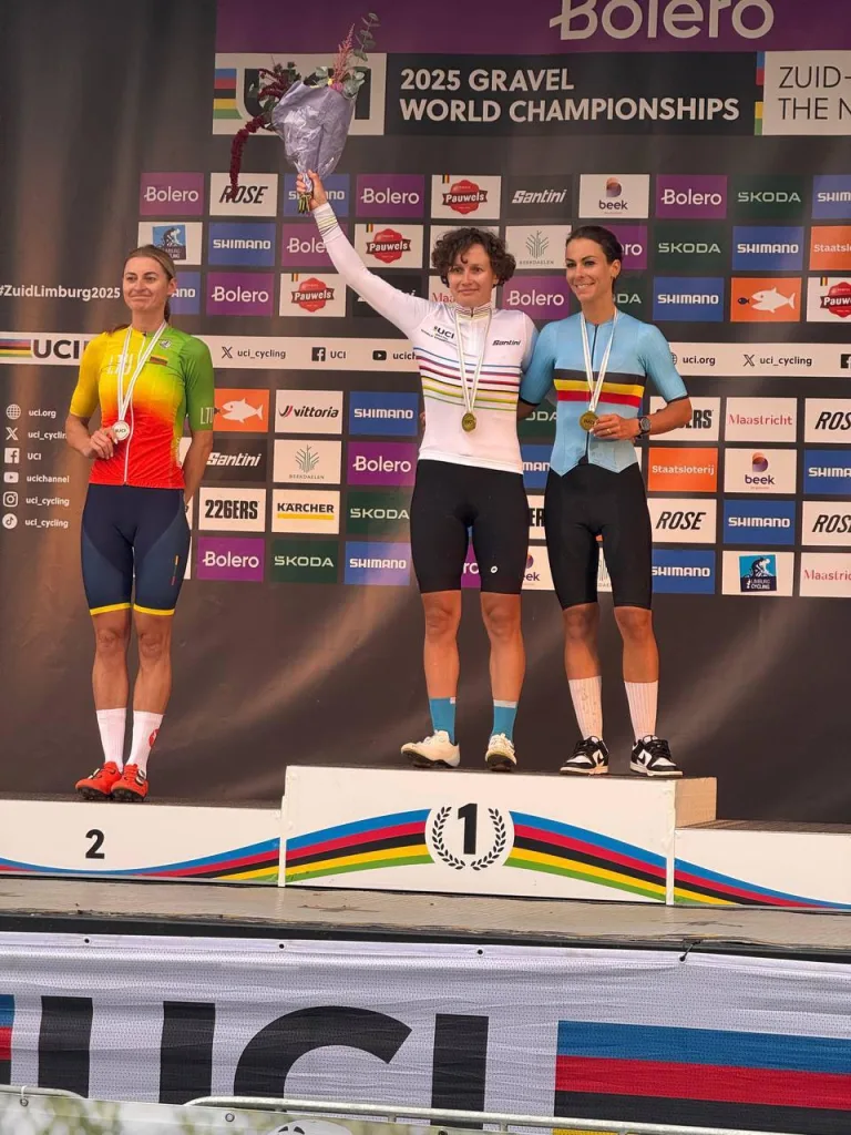 Российская велогонщица выиграла золото в Нидерландах и спела гимн РФ на церемонии награждения