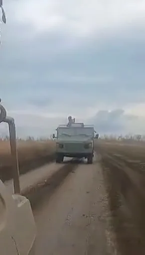 Очередной новый вездеход "Улан-2" попал в кадре где-то на дороге в зоне СВО
