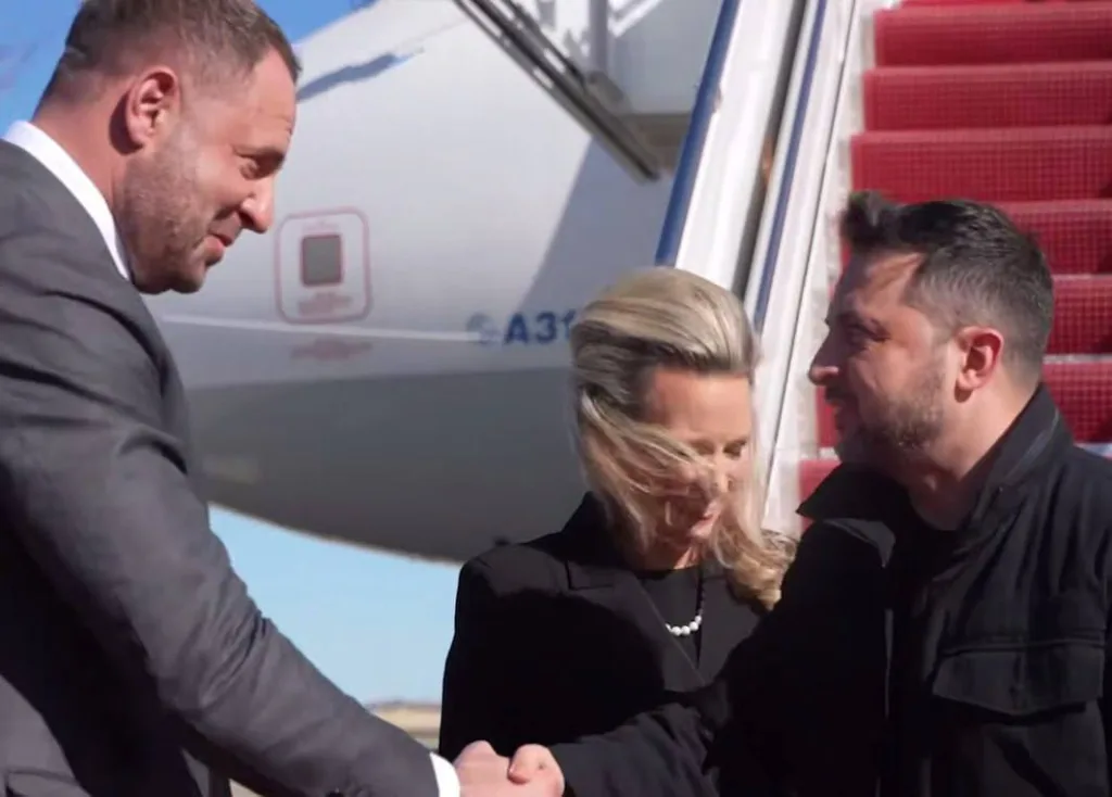 Снова опозорился: Зеленского в США тепло встретили только Ермак и экипаж собственного самолёта