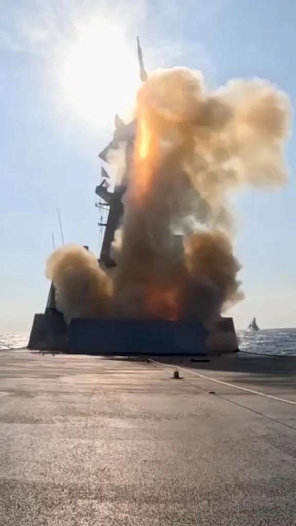 Кадры первого перехвата авиабомбы AASM Hammer зенитной ракетой Aster 30 в ходе учений ВМС Франции