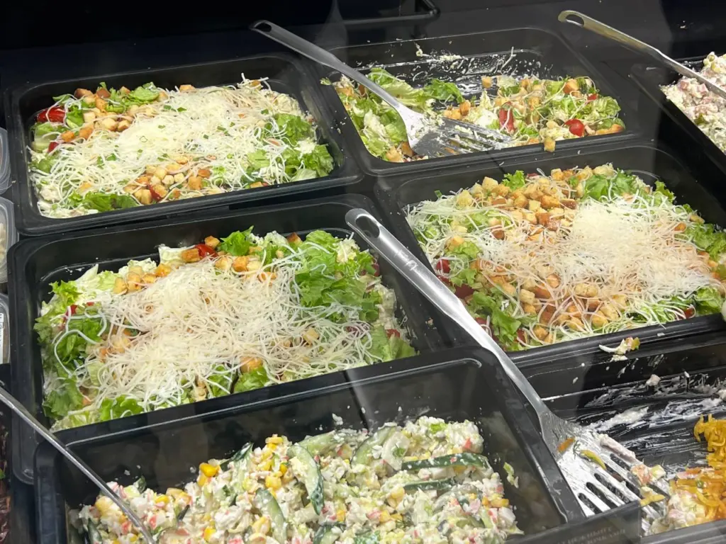 Убеждаюсь каждый Новый год — рецепты 3-ех салатов, ради которых гости забывают про остальные праздничные блюда