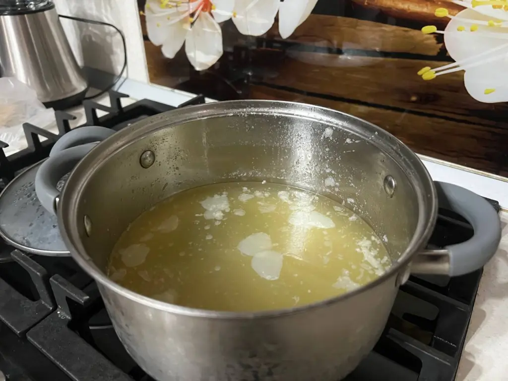 Этот ингредиент портит вкус куриного бульона: добавляет каждый второй – чем с легкостью заменить