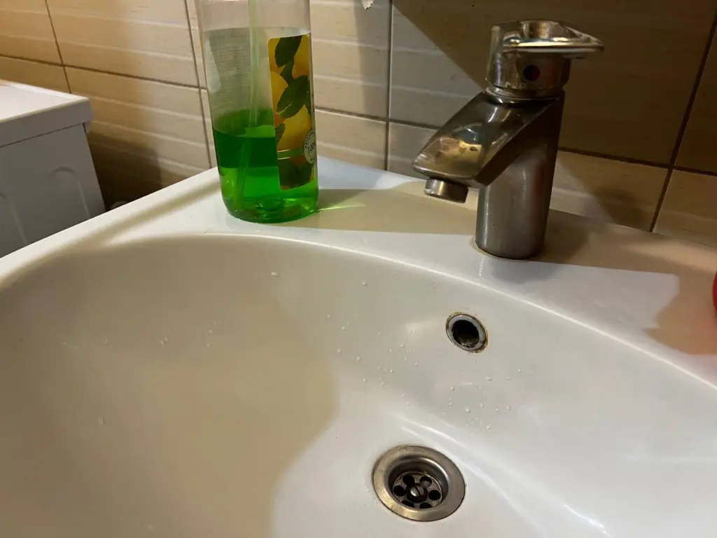 2 стакана — и засор летит со свистом: проверенный способ от опытного сантехника — как быстро прочистить слив