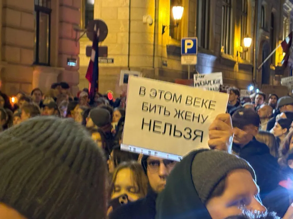 В Латвии тысячи людей вышли на улицы, протестующие хотят защитить женщин от насилия