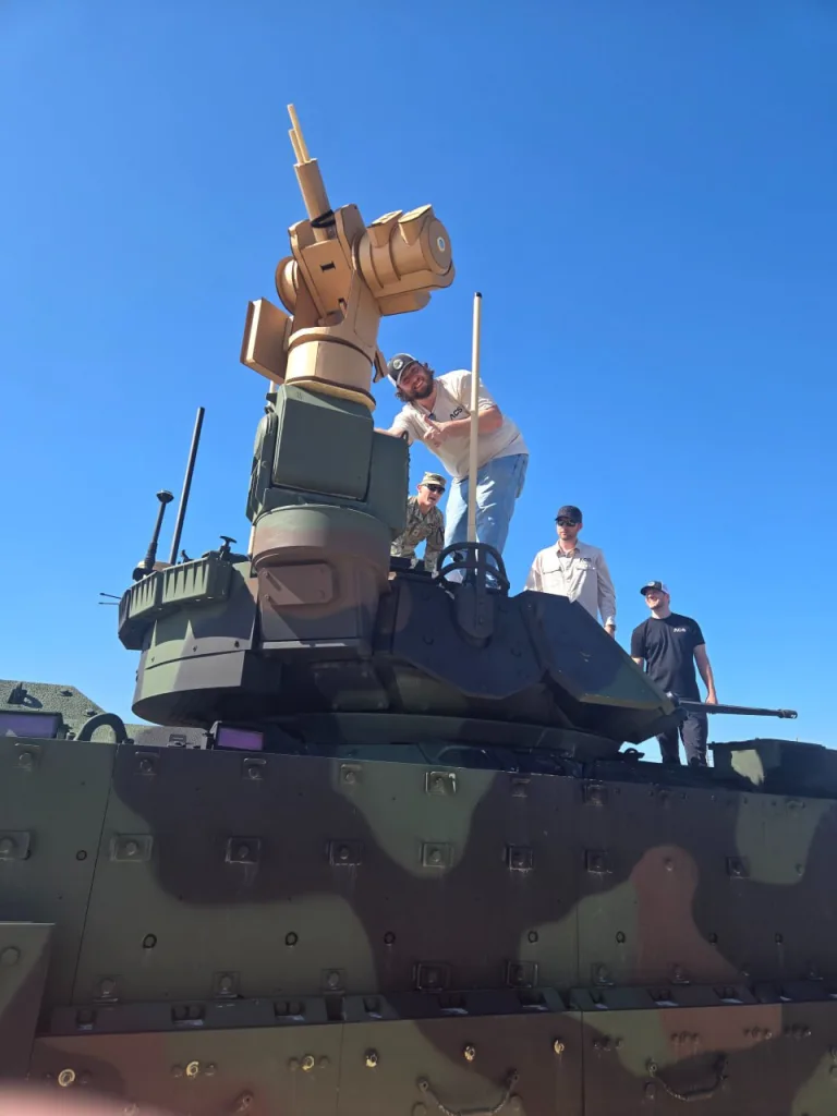 В сети появились фотографии тяжёлой техники, на которой установлены макеты турелей против дронов «Bullfrog»