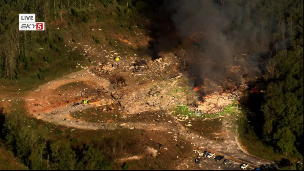 Кадры с места масштабного взрыва на предприятии по производству военных взрывчатых веществ в штате Теннесси, США