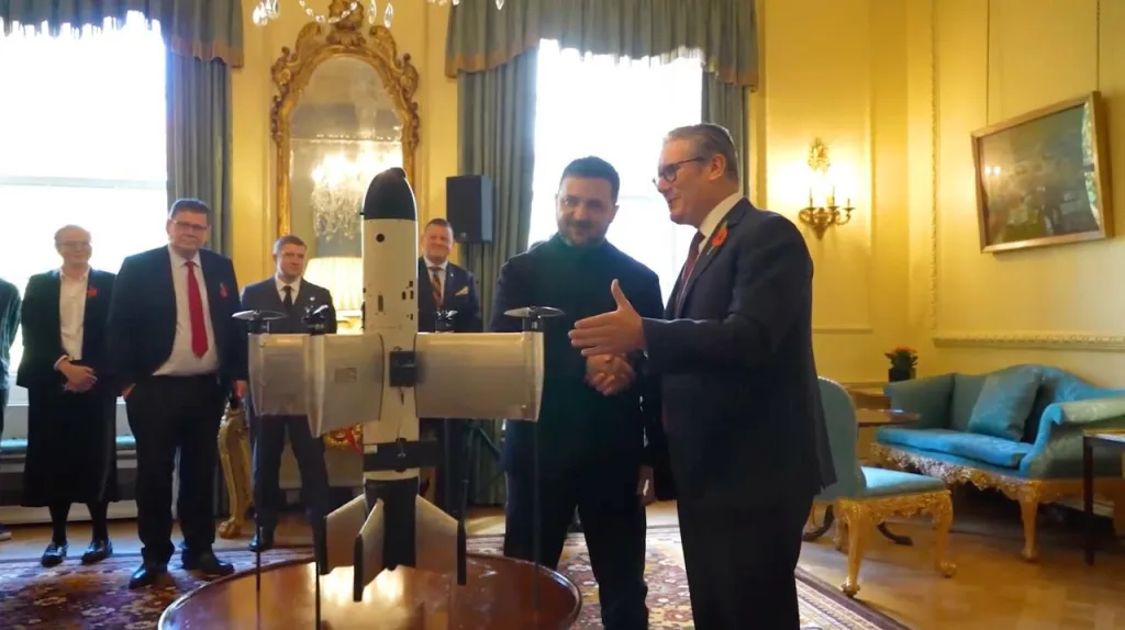 Украино-британский дрон-перехватчик OCTOPUS, продемонстрированный Зеленским британскому премьеру Стармеру