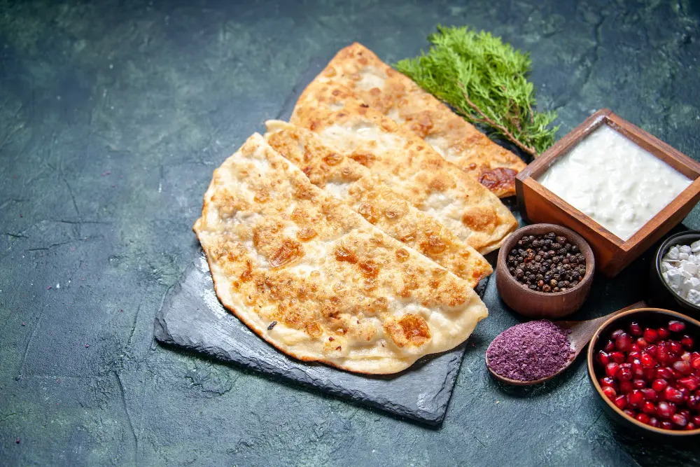 Лепёшки из простого и быстрого теста с двумя начинками: сочное мясо и творог с зеленью