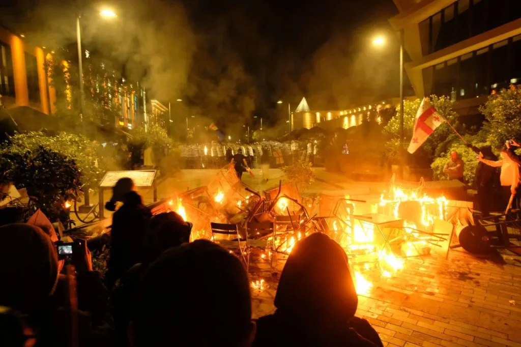 В Тбилиси прозападные русофобы жгут флаги России и баррикады в день местных выборов, на которых побеждает правящая "пророссийская" партия