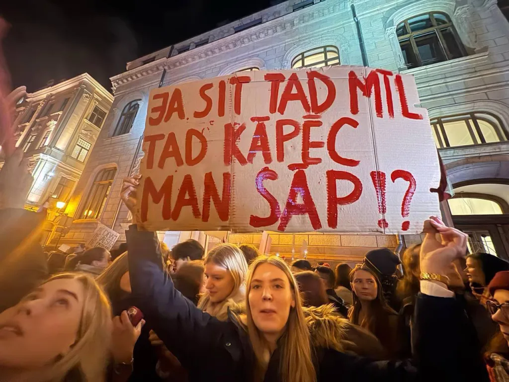 В Латвии тысячи людей вышли на улицы, протестующие хотят защитить женщин от насилия