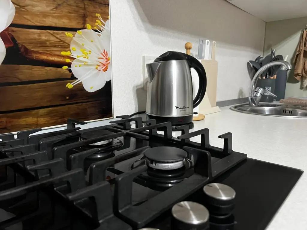 Можно ли второй раз кипятить воду в чайнике: разбираем всю правду и мифы