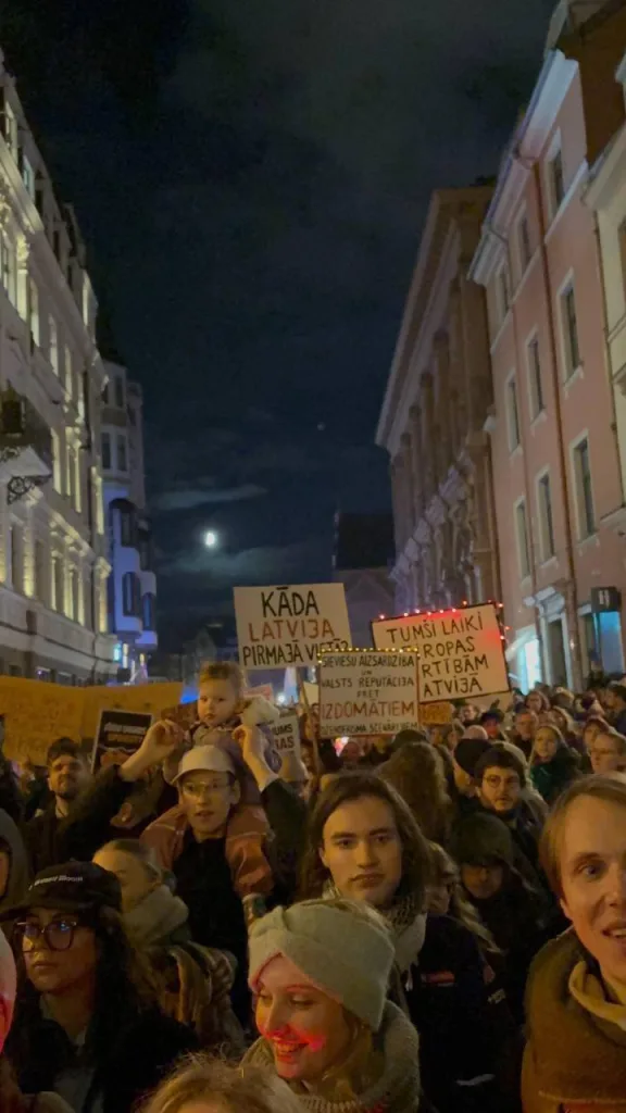 В Латвии тысячи людей вышли на улицы, протестующие хотят защитить женщин от насилия
