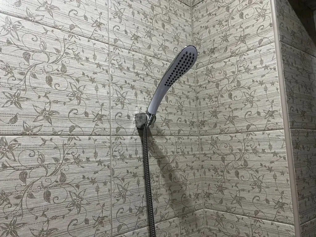 Верните мощный напор душа: простой метод, как очистить лейку от известкового налета